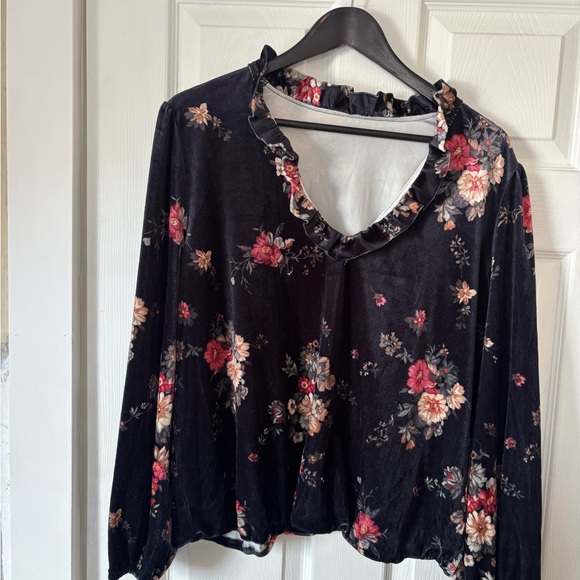 SHEIN Black Floral Blouse - Picture 3 of 4